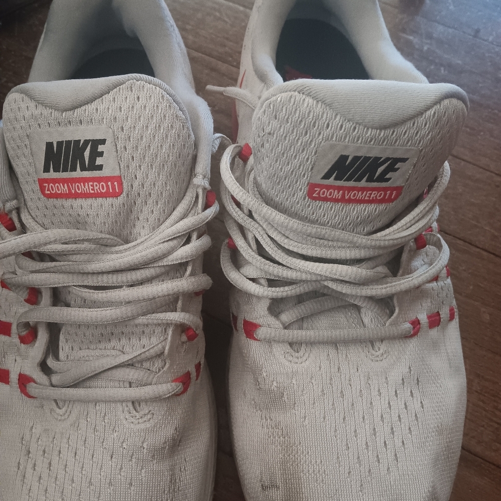 NIKE ZOOM VOMERO 11  SIZE 12